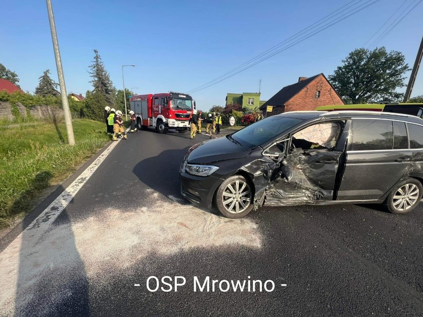 PILNE! Wypadek z udziałem karetki w Pamiątkowie. Ambulans jechał na sygnałach. Zderzył się z VW [ZDJĘCIA]