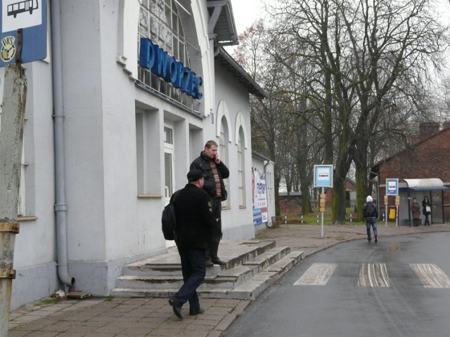 Do dworcowej poczekalni prowadzą obskurne schody