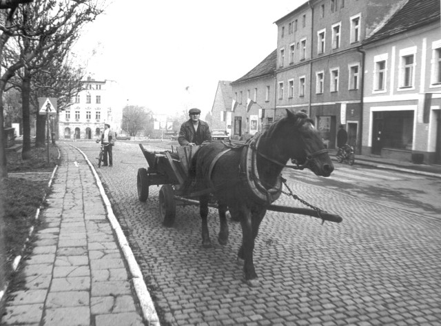 Międzylesie, 1989 r. Podpis pod zdjęciem brzmiał: "Sposób na kłopoty paliwowe. Na zdjęciu centrum schludnego i zadbanego Międzylesia"