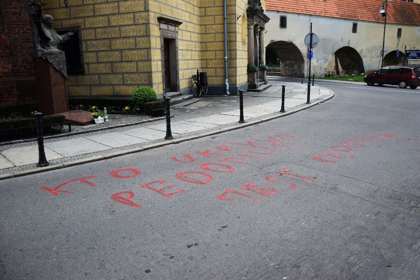 Kontrowersyjny napis pod pomnikiem Jana Pawła II w Oleśnicy (ZDJĘCIA) 