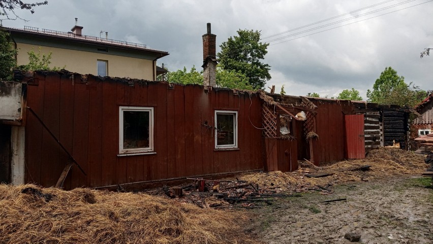 Ruszyła zbiórka na pomoc pogorzelcom z Samoklęsk. Rodzeństwo straciło dach nad głową, z dymem poszedł dorobek całego życia [FOTO]