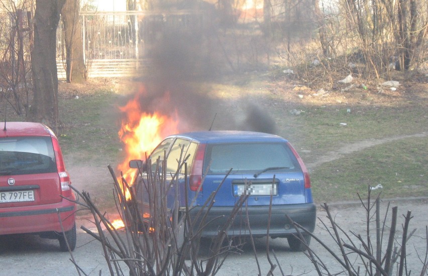 Kraków: pożar samochodu na ulicy Łokietka (ZDJĘCIA)