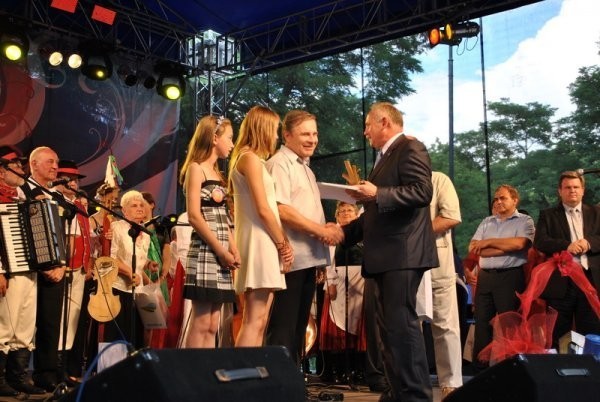 Koncert Galowy XIX Ogólnopolskiego Festiwalu Grup Śpiewaczych w Szprotawie. Pryma odbiera nagrodę &#8211; statuetkę Bukowego Liścia.