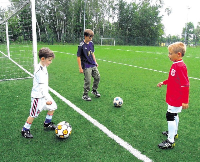 Trening młodych piłkarzy.