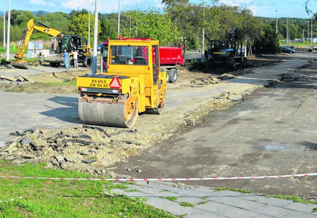 Prace przy budowie parkingu trwają od rana do wieczora