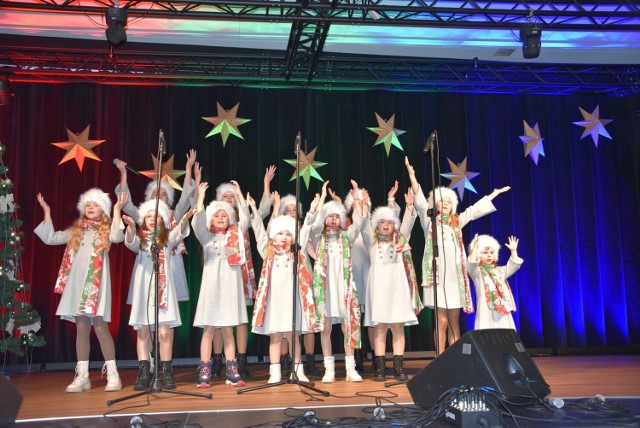 Do udziału w XV Jubileuszowym Festiwalu Kolęd i Pastorałek w Komprachcicach zgłosiło się ponad 80 wykonawców.