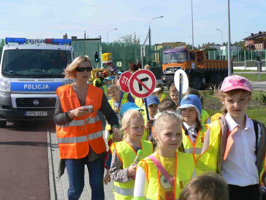 Policja uczy, jak nie zginąć pod kołami samochodu