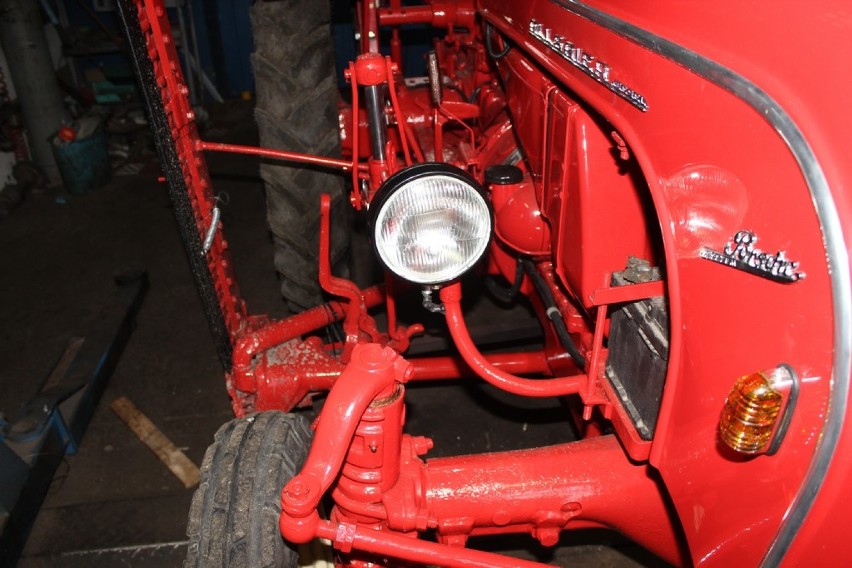 Czerwony traktor Porsche diesel Allgaier - rok produkcji 1956, po renowacji jest jak nowy