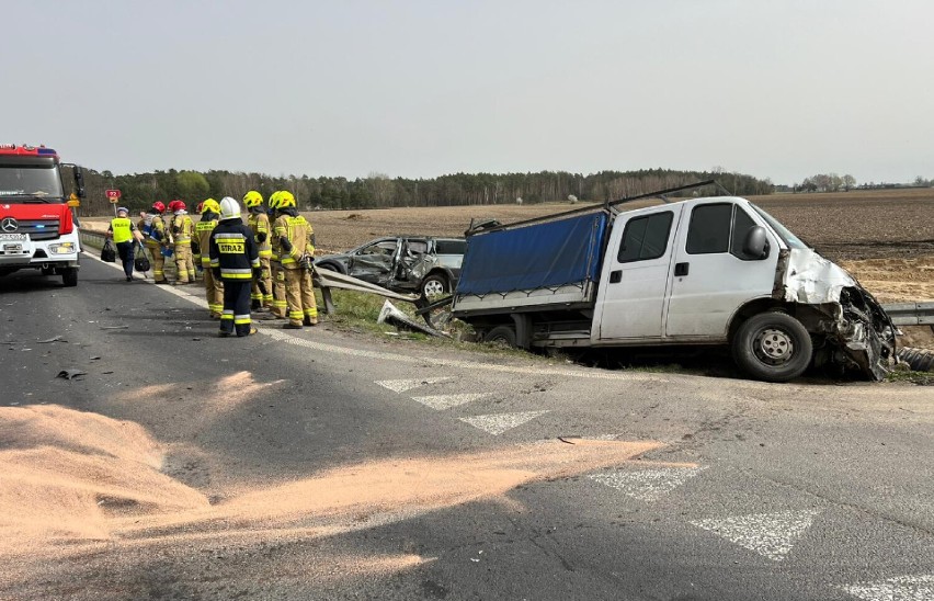 Samochód zderzył się z dostawczakiem. Wypadek drogowy na trasie Pniewy-Lwówek