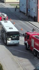 Sławno: Groźnie na ulicy Gdańskiej [ZDJĘCIE Czytelniczki] - zgłoszono pożar autokaru