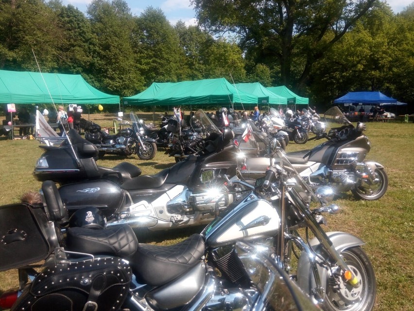 Motocykliści "Sieradzanie" na Placu Zamkowym w Goszczu