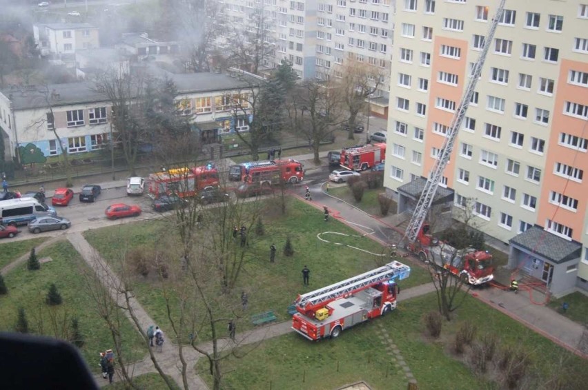 Pożar w Łodzi. Ogień w wieżowcu na Retkini przy Narciarskiej