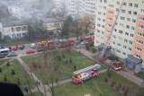 Pożar w Łodzi. Ogień w wieżowcu na Retkini przy Narciarskiej [ZDJĘCIA,FILM]