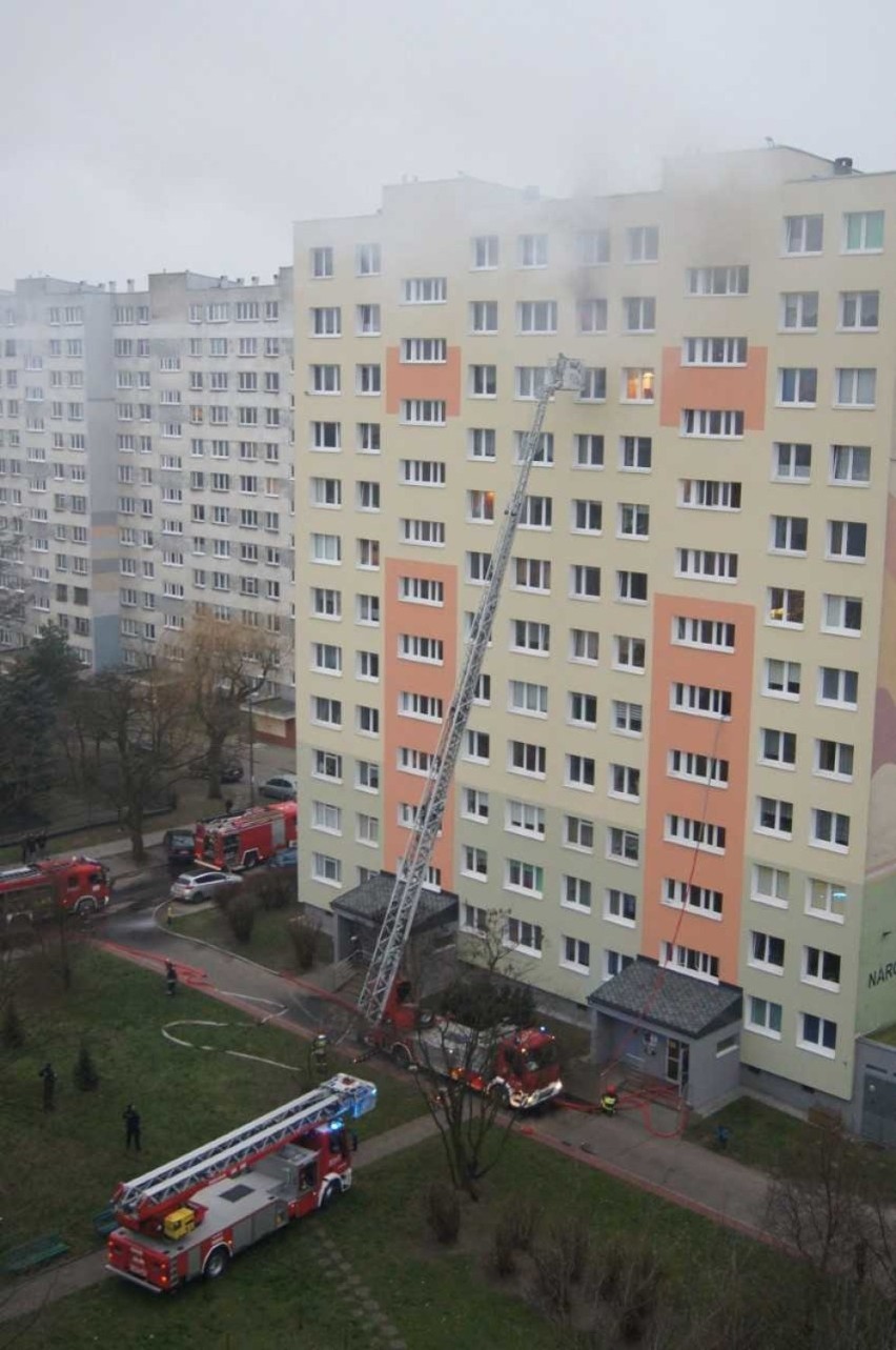 Pożar w Łodzi. Ogień w wieżowcu na Retkini przy Narciarskiej