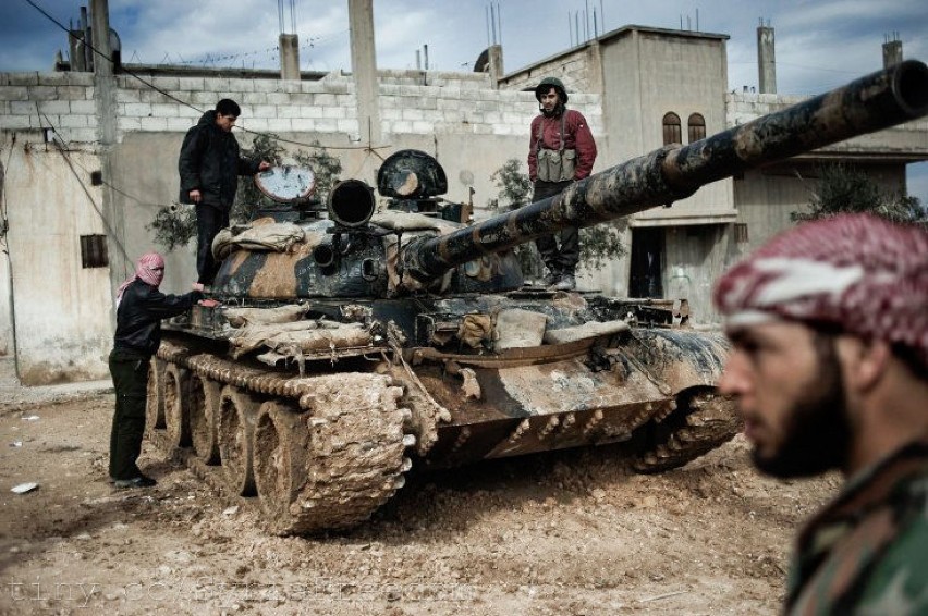 Członkowie Armii Wolnej Syrii przejmują czołg, pozostawiony...