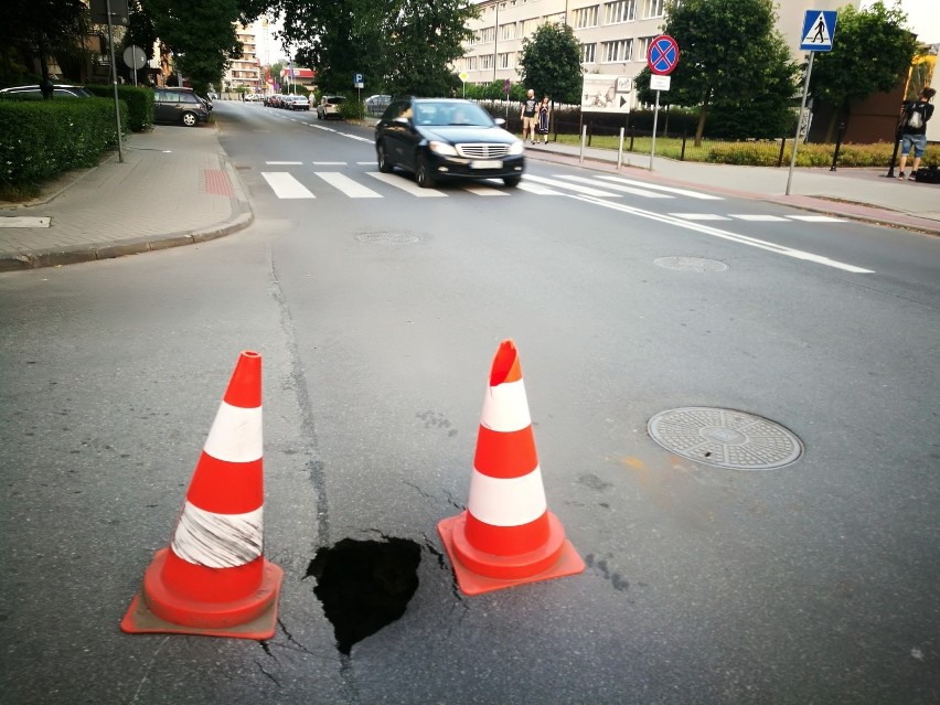 Zapadła się jezdnia w Katowicach. Dziura ma ok. pół metra średnicy [ZDJĘCIA]