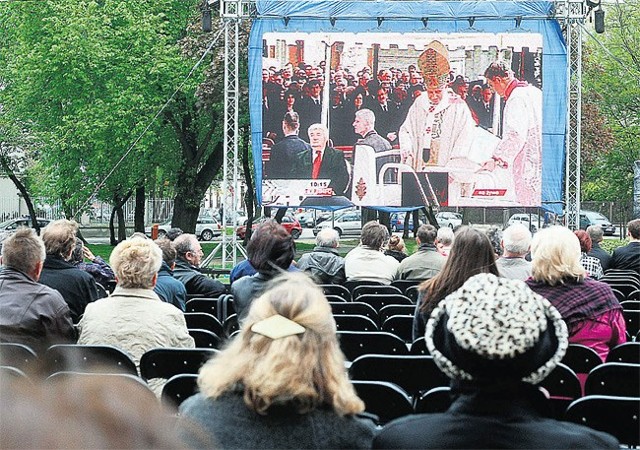 Kapryśna aura sprawiła, że niewiele osób przyszło oglądać transmisję uroczystości beatyfikacyjnych na telebimie ustawionym na tyłach bazyliki archikatedralnej.