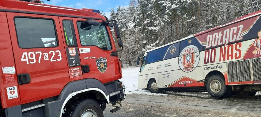 Na Przełęczy Snozka autobus wpadł do rowu