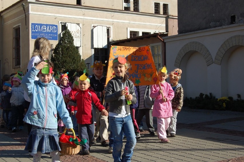 Kwidzyn. Maluchy przywitały jesień na deptaku