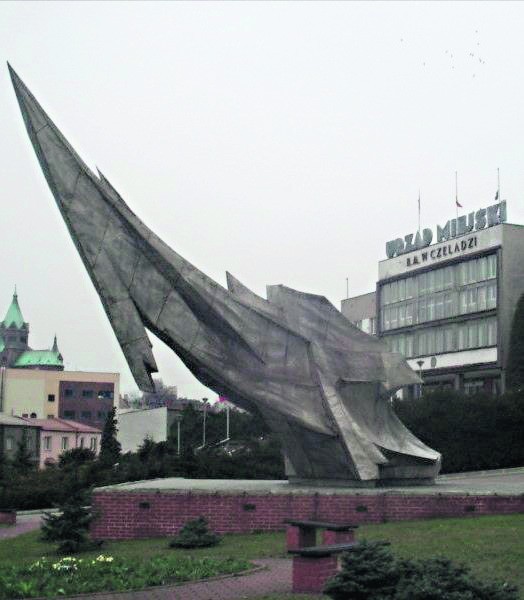 Jednym z symboli miasta jest pomnik przed urzędem miasta