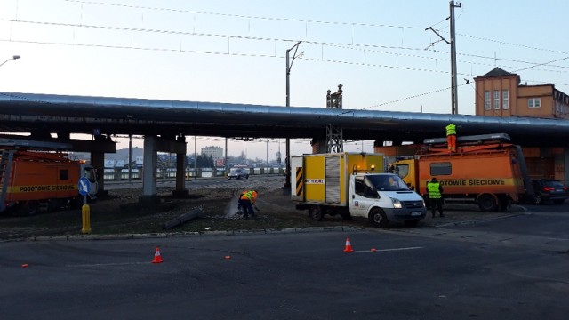 Aktualizacja 8:45

Tramwaj został odholowany. Trwa naprawa sieci.

- Utrudnienia potrwają jeszcze około 2 godzin - mówi Hanna Pieczyńska, rzecznik Tramwaje Szczecińskie. 

Od Pomorzan do Stoczni Szczecińskiej kursują autobusy. Trwa naprawa sieci. Tramwaje linii nr 3 i 6 jeżdżą przez ulicę Dworcową. 

8:00

Drugi wagon składu trójki wyskoczył torów i blokuje przejazd w kierunku placu Tobruckiego. 

Autobusy kursują za tramwaje. 

Kierowcy muszą uważać, policja kieruje ruchem. 

ZOBACZ TEŻ: Karambol 4 aut na S3 w kierunku Szczecina [ZDJĘCIA]

Jesteś świadkiem pożaru albo wypadku? Stoisz w korku? Poinformuj o tym innych! Prześlij nam zdjęcia i wideo na alarm@gs24.pl!


