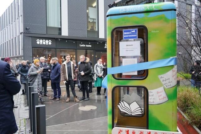 BiblioboXX – mobilną, polsko-niemiecką bibliotekę uliczną, mieszczącą się w budce telefonicznej otworzyli w czwartek Jacek Jaśkowiak, prezydent Poznania oraz Gerry Woop, sekretarz stanu landu Berlin do spraw Europy