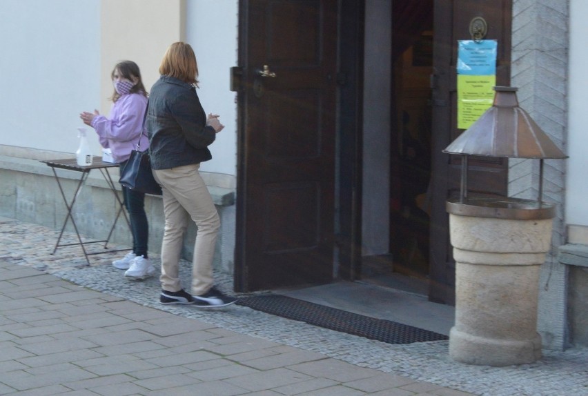 Andrychów. Tutaj duże opakowania z maseczkami rozpakowano...