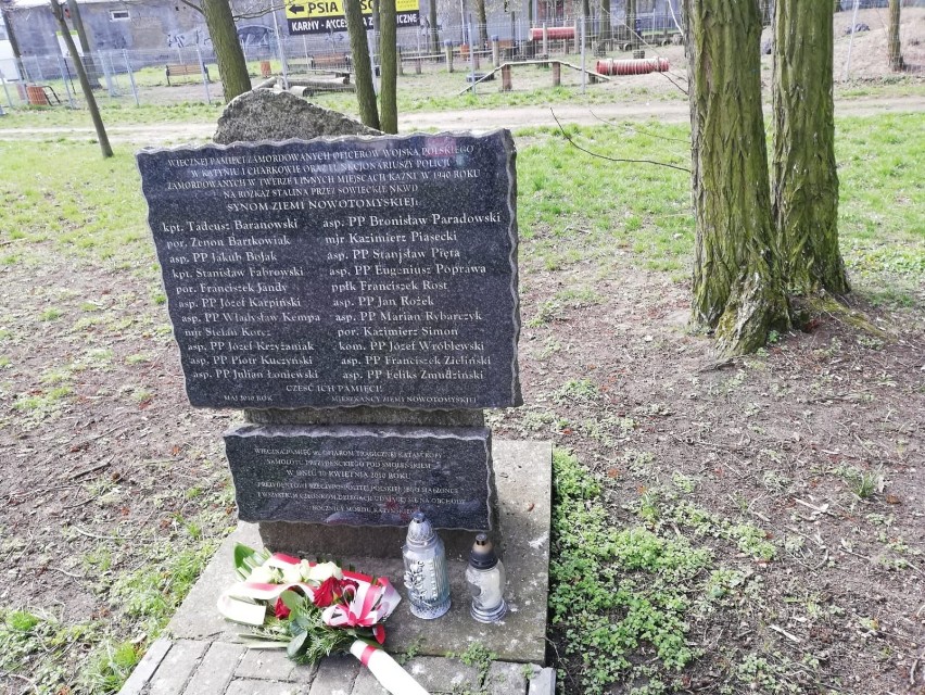 Złożono kwiaty pod tablicami upamiętniającymi ofiary zbrodni katyńskiej