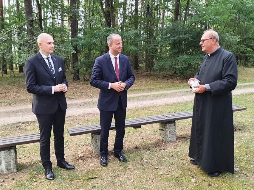 Lasy Rożnowskie już oficjalnie w rękach gminy Oborniki. Podpisano porozumienie w sprawie upamiętnienia miejsca zbrodni hitlerowskich