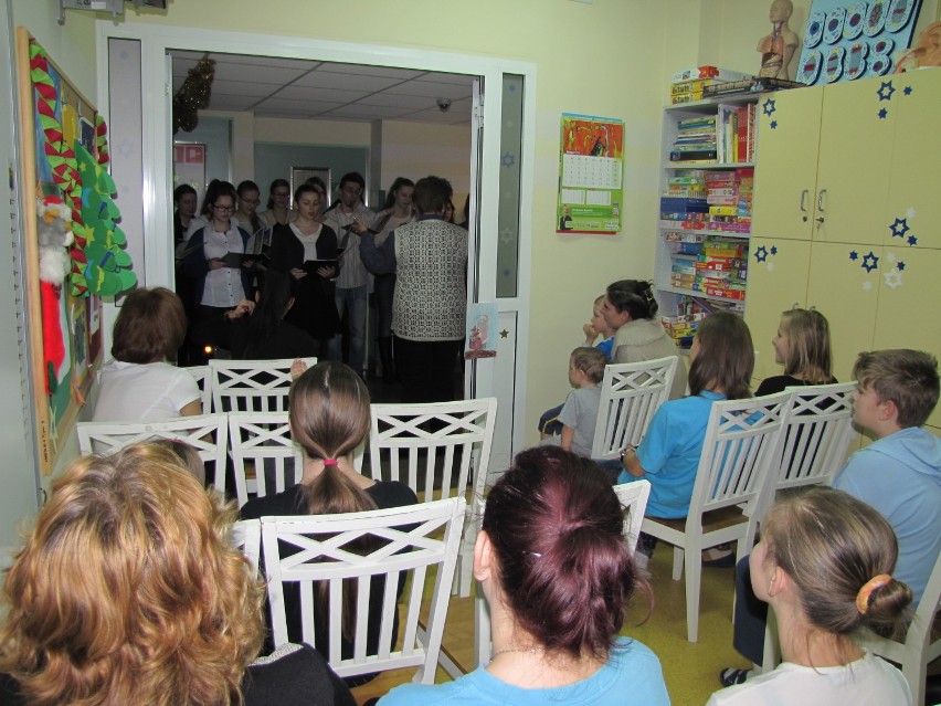 Uczniowie II LO w Kaliszu dali koncert w kaliskim szpitalu