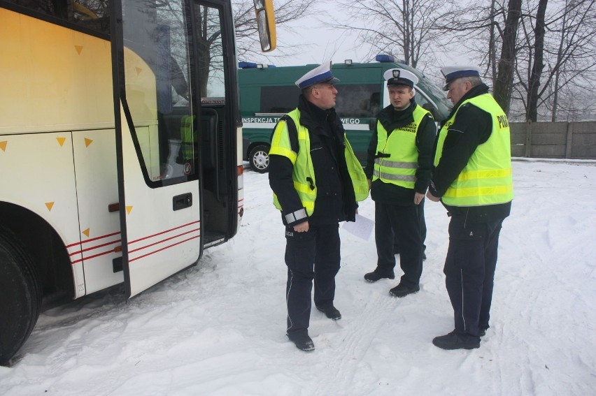 Policjanci kontrolowali autokary w Zawierciu 7 02 2015