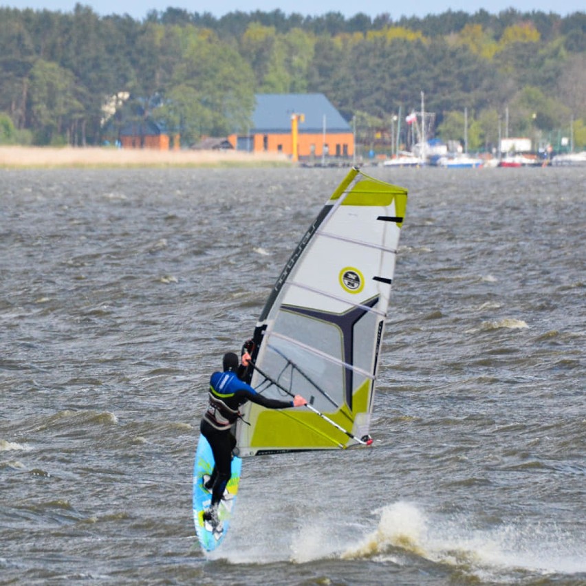 Surfing na jeziorze Bukowo. Taki relaks w okolicy Dąbek [ZDJĘCIA]