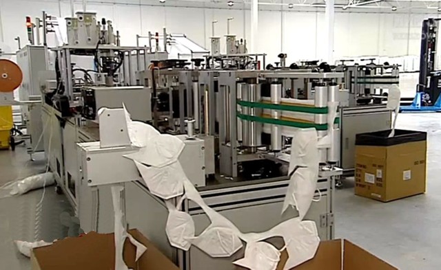 Maszyny do produkcji maseczek zainstalowane w hali Agencji Rozwoju Przemysłu stoją bezczynne