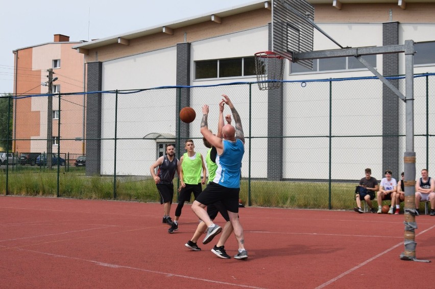 17 entuzjastów ulicznej koszykówki spotkało się na Orliku...
