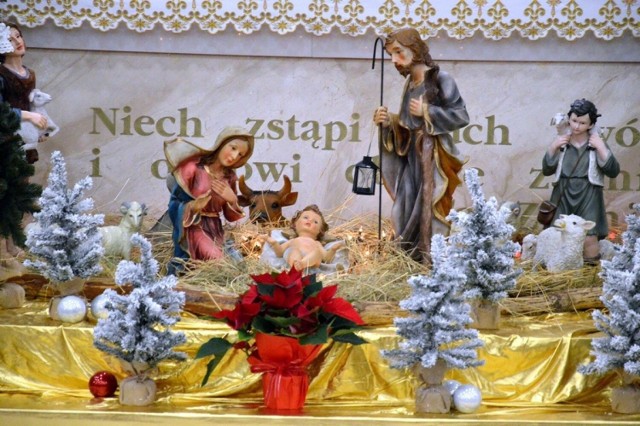 Święta Rodzina w szopce w kościele akademickim w parafii pod wezwaniem świętego Jana Pawła II w Stalowej Woli.