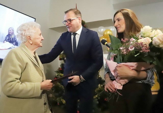 Stefania Janduła, mimo sędziwego wieku, wciąż cieszy się dobrym zdrowiem. Życzenia złożył Radosław Witkowski, prezydent Radomia, wraz z wiceprezydent Martą Michalską – Wilk.