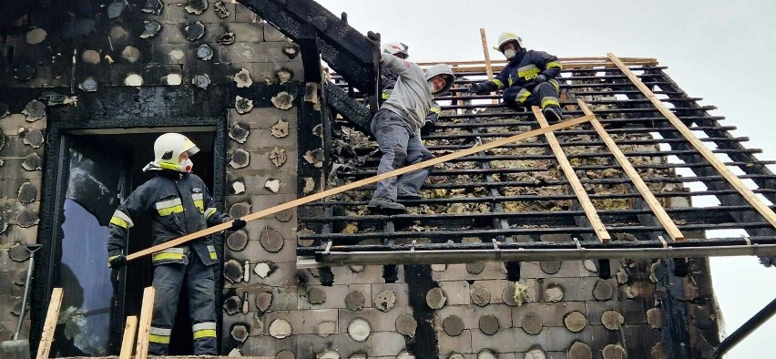 Druhowie z Radwanic zabezpieczyli dom po pożarze w Ułanowie