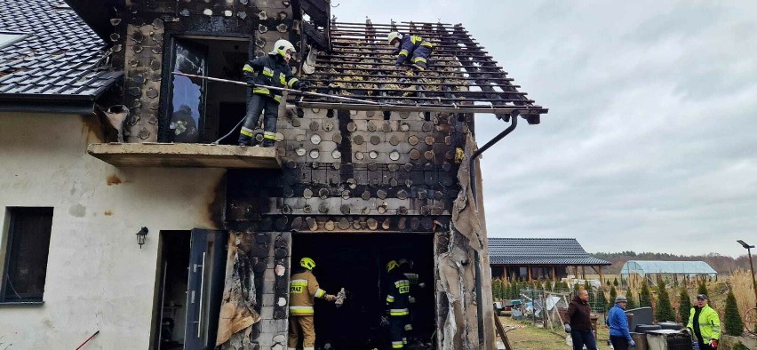 Druhowie z Radwanic zabezpieczyli dom po pożarze w Ułanowie