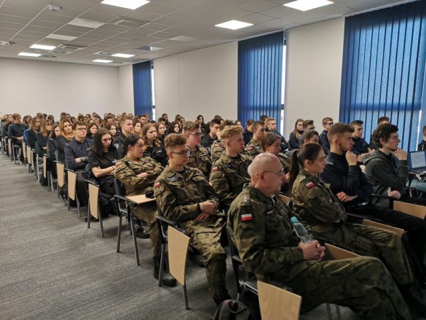 Policja w Kaliszu prowadzi wykłady dla uczniów klas...