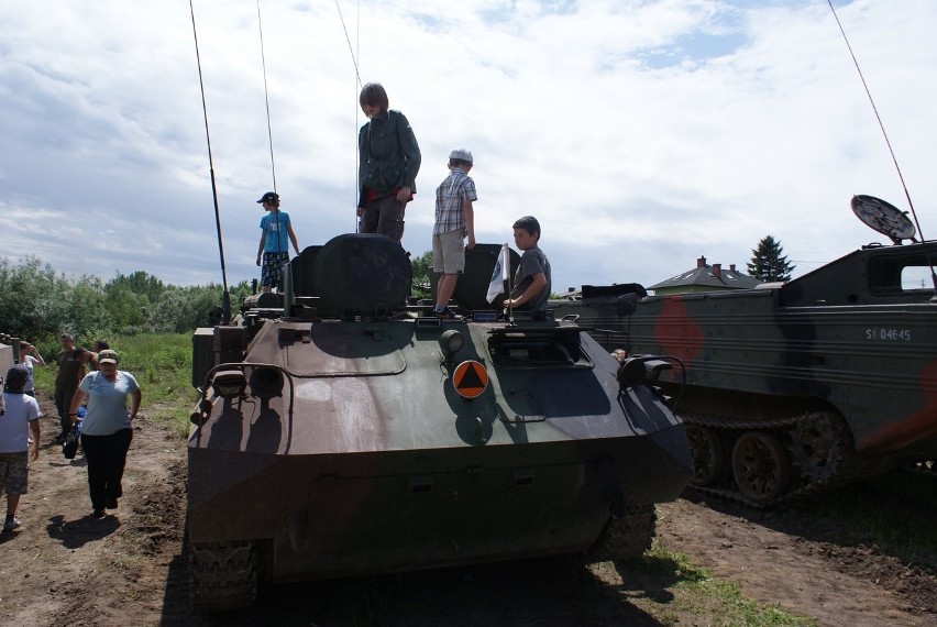 Piknik militarny w Kaliszu. Prezentują pojazdy wojskowe. ZDJĘCIA