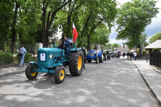 Traktoriada w Grzybnie. Parada zabytkowych aut, maszyny rolnicze i dobra zabawa w gminie Brodnica. Sprawdźcie, czy jesteście na zdjęciach!