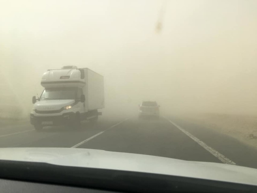 Silny wiatr z zamieciami pyłowymi. To nie pył znad Sahary? Ostrzeżenie dla woj. podlaskiego