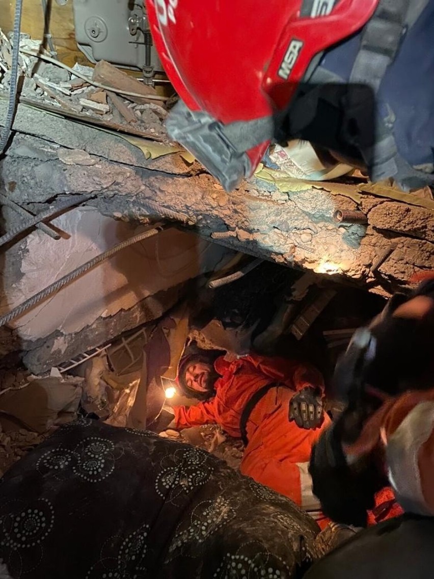 Polska ekipa HUSAR uratowała 11 żywą osobę w Turcji. Strażacy, w tym sądeccy, od wczoraj prowadzili akcję wydobycia jej spod gruzów
