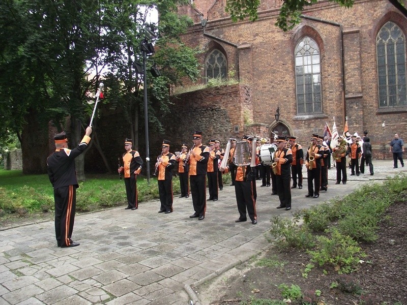 Lubin: Msza św. i kwiaty pod pominikiem w 30. rocznicę powstania Solidarności