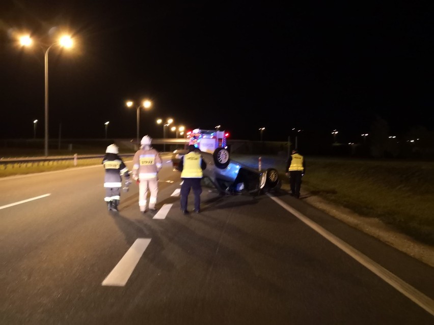 Honda dachowała po zderzeniu z ciężarówką. Groźny wypadek na autostradzie A1 pod Włocławkiem [zdjęcia]