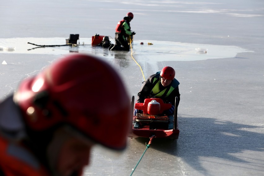 Kraków. Tonący lodu się chwyta. Strażacy uczyli bezpieczeństwa w zimie [ZDJĘCIA, WIDEO]