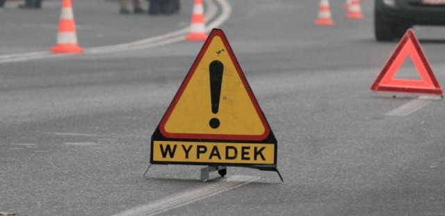 Wypadek w powiecie sępoleńskim. Dwie osoby trafiły do szpitala.