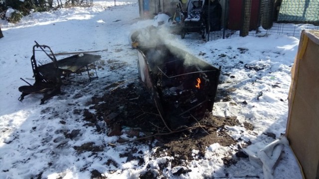 Paląca się stara lodówka na posesji w Wejherowie