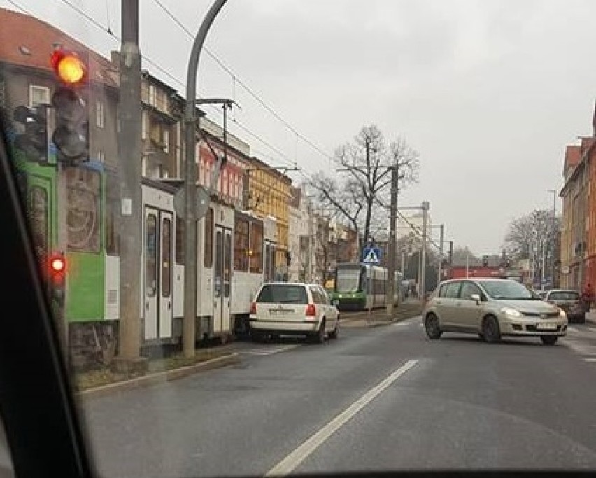 Kolizja na al. Bohaterów Warszawy. Samochód osobowy zderzył się z tramwajem 