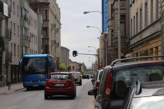 Osoby przyjeżdżające do Łodzi, a nawet sami łodzianie błądzą po mieście, ponieważ rozkopanych jest wiele ulic. Od niedzieli będzie jeszcze gorzej, bo zamknięta zostanie ulica Sienkiewicza od Piłsudskiego do Tuwima.

CZYTAJ DALEJ NA NASTĘPNYM SLAJDZIE